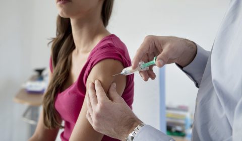 A vacina contra o HPV reduz as mortes por câncer do colo do útero a quase zero.