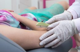 Chip da beleza: entidades médicas pedem proibição de implantes hormonais manipulados