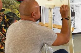 Crianças e famílias conhecem obras de Wesley Brizon em encontro escolar em Teixeira de Freitas