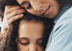 Entre internações e incertezas, mãe relata como encontrou na fé forças para cuidar da filha