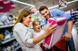 Dia das Crianças: preço baixo e brinquedo da moda não dispensam cuidados na compra